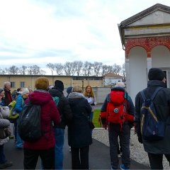 P1180558   Partecipanti 47 Antonella Bertoldi  presenta un diverso settore del Cimitero.